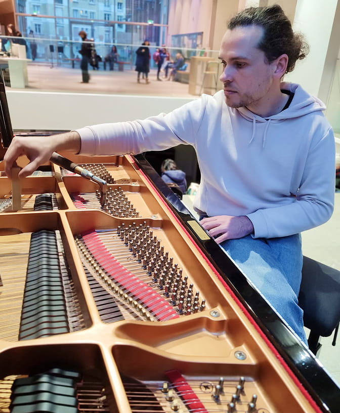 Fabrice Allain en train d’accorder un piano