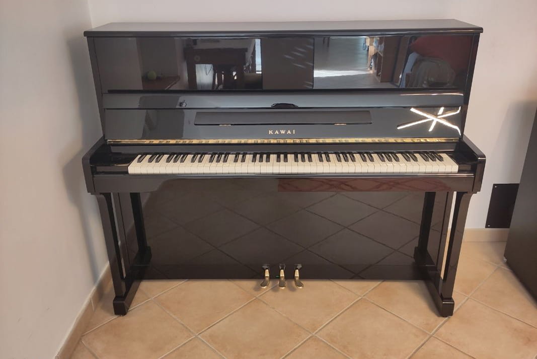 Piano droit Kawai noir en vente